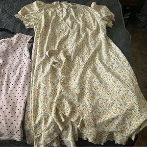 Floral yellow wrap dress 2x, never worn, flowing light material